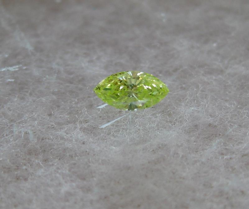 Fancy intense green diamond 0,13 marquise cut 