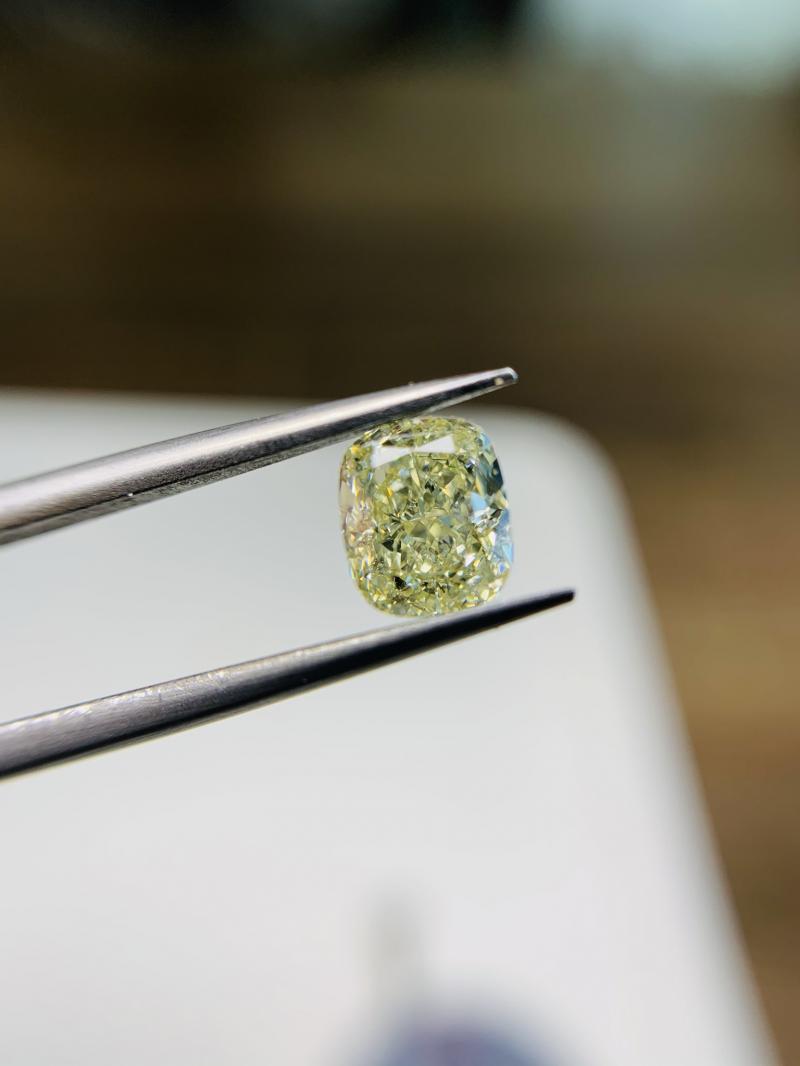 1.00ct, Natural Fancy Yellow Diamond